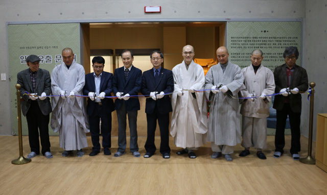 ▲ ‘일본 유출 문화재 재현전’ 개막식이 12일 평창 월정사성보박물관에서 동북아불교미술연구소의 전승 작가 모임인 나우회 회원들과 월정사 스님 등이 참석한 가운데 열렸다.