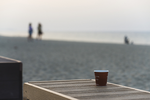 안목해변에서 마시는 자판기 커피 한 잔의 여유.