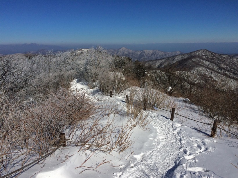 오대산 비로봉의 설경 오대산 비로봉에서는 동해와 평창 곳곳의 전경이 한눈에 들어온다.(Wikimedia Commons, CC-BY 4.0, 저작자표시-동일조건변경허락)